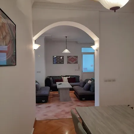 Authentic Centre #3, Four Bedrooms And Two Full Bathrooms Daire *