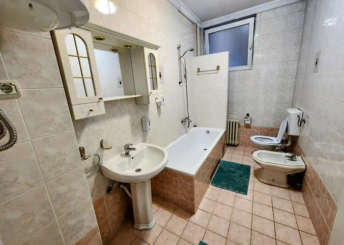 Authentic Centre #3, Four Bedrooms And Two Full Bathrooms