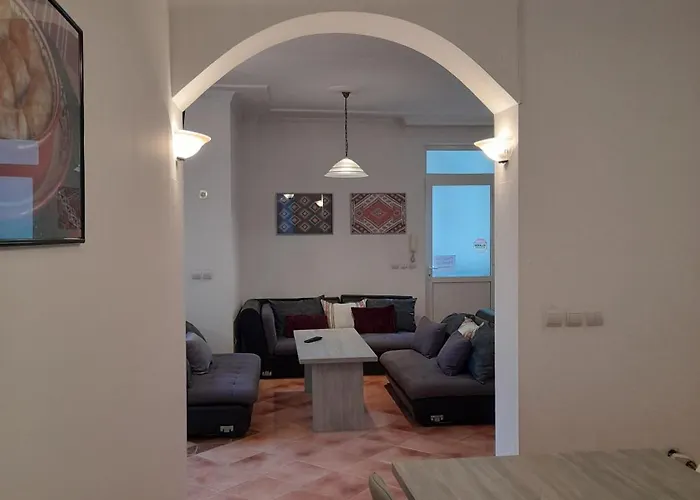 Authentic Centre #3, Four Bedrooms And Two Full Bathrooms アパート *