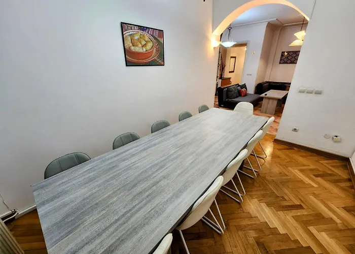 アパート Authentic Centre #3, Four Bedrooms And Two Full Bathrooms ベオグラード